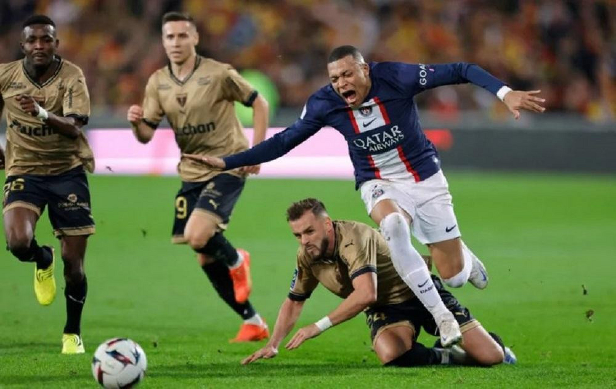 开云棋牌 -法国杯转会期再迎强敌；上海海港门线救险；主帅态度——震撼外界；医务组通报恢复的简单介绍